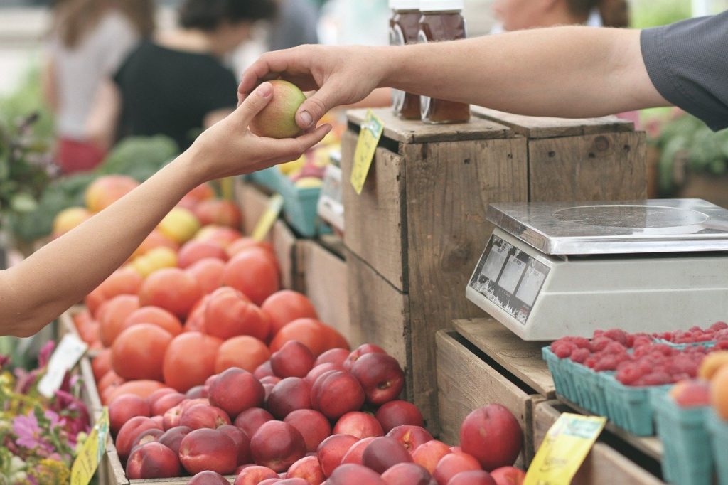 apples, farmer's market, buy-1841132.jpg